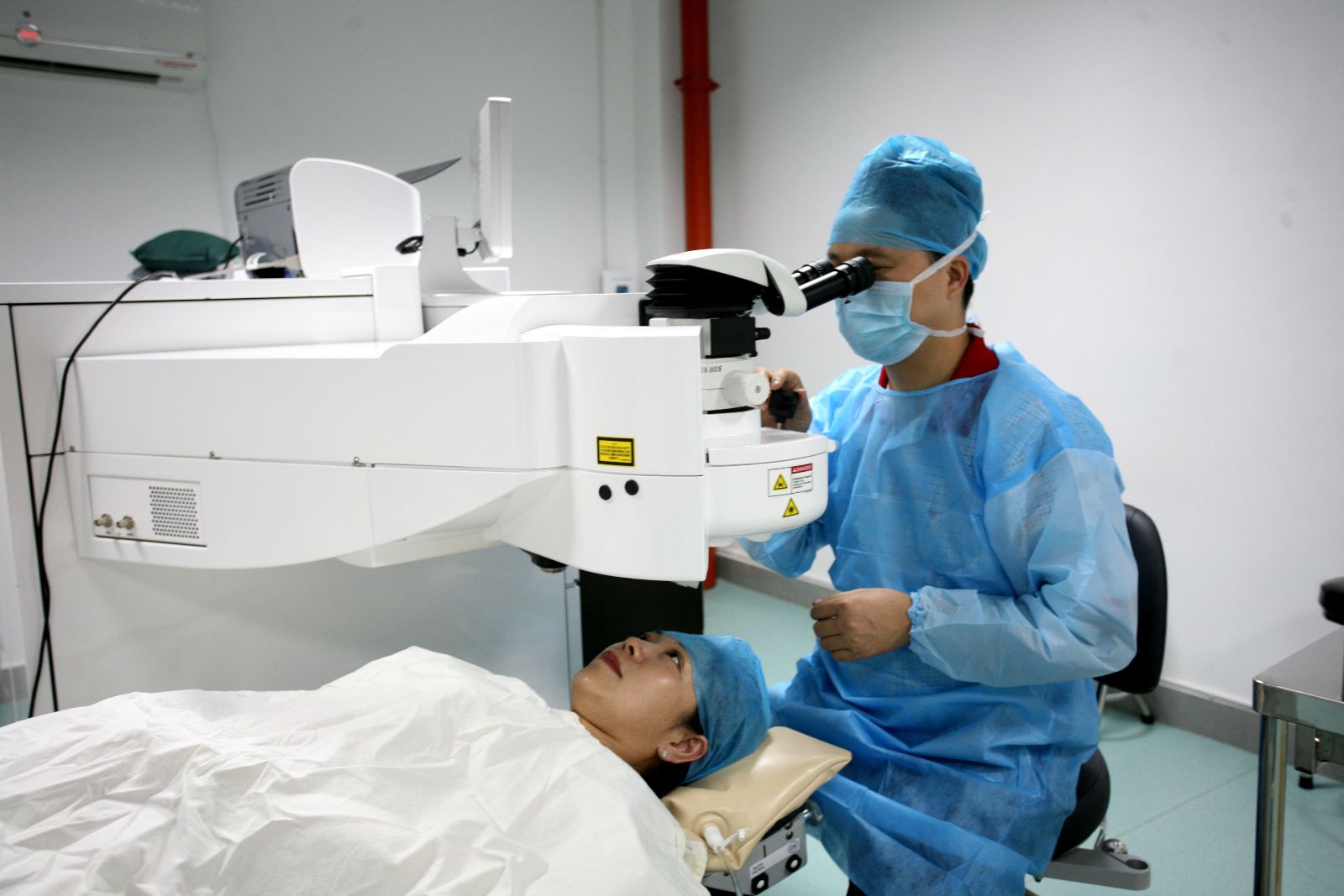 央视采访本院新开展的准分子激光手术治疗近视_-上海和平眼科医院